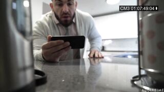 Az óriás csöcsű bejárónő meghágva