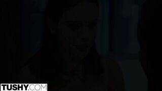 Lana Rhoades seggét egy barna hapsi kúrja