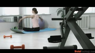 Jogázó tini kisasszonyt kúrel popsiba az edő