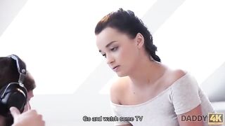 Tini kiscsaj és az vén manus