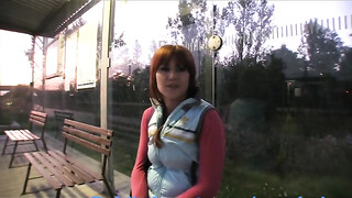 Lucy a buszmegállóban kúrel