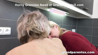 Kurva nagymamákat közösül a leszbikus unoka
