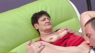 Öreg érett nő és a fiatal srác