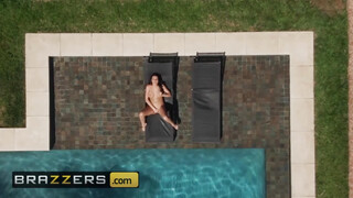 BRAZZERS - Jolee Love a hatalmas kannás fiatal picsa