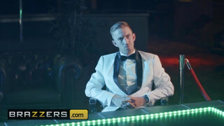 Brazzers - Blanche Bradburry hatalmas pélót kap a popsijába