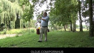 Oldje - Vén srác döngeti a tini hölgyeményt