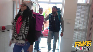 Fake Hostel - Kolumbiai csajszi a pasija előtt közösül
