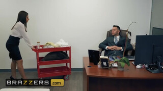 Brazzers - Ella Knox az óriás csöcsű latina picsa
