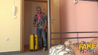 Fake Hostel szűk pinájú olasz bige és dupla farok