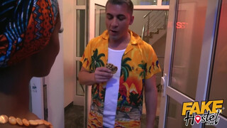 Fake Hostel afrikai kisasszony és egy spanyol bula közösen