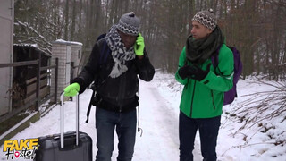 Hatalmas keblű tini hölgyemény és a turista srácok - Fake Hostel