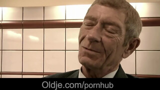 Magyar pornósztár picsa dug idős hapsival - Oldje