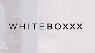 WHITEBOXXX - Világos Szőke tini kisasszony extra masszázst kap