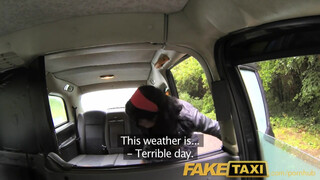 FakeTaxi - kolumbiai kisasszony análba kefélve