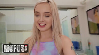 MOFOS - Lexi Lore durván popóba dugva