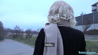 Public Agent - világos szőke csoki hölgyemény és a vastag fütykös