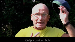 Öreg tata análba reszeli a szexy tinit