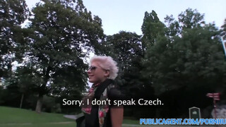 PublicAgent - leszbikus csajszi hagyja magát megbaszni