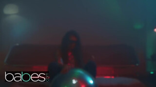 BABES - Elena Koshka csodás formás feneke