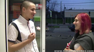 Casual Tini Szex - egy gyors menet a lila hajú csajjal