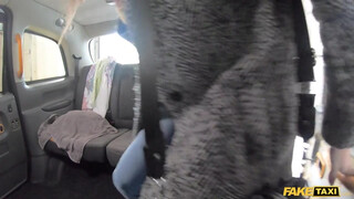 Fake Taxi - Pici csöcsű fiatal hölgyemény lovagol