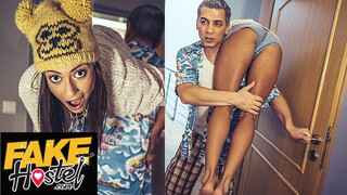 Fake Hostel Porn - Cassie Del Isla a bombázó turista kisasszony