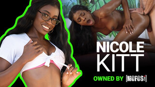 Mofos - Nicole Kitt a izgató méretes kannás csoki picsa