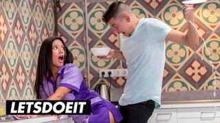 A gyönyörű szobalány Jade Presley kitakarít és cumizza a méretes faszkat a forró szálláson