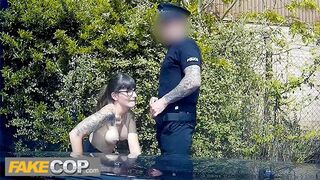 Rendőr megdugja a sötét hajú geek picsát és rálövi a szemüvegére - fake cop