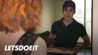 Megcsaló pina Arian Joy először a barátját baszogatja, aztán a kézbesítő csávó megdugja jól