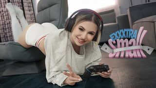 Kicsike tini csajszi Aria Banks elkapja magas mostohabátyját Chris Epicet, aki a szobájában kézimunkázza a farka