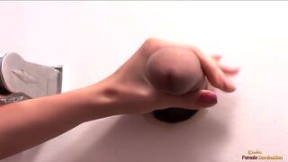 Magányos milf puncit simogatja mielőtt három glory hole pélót kényeztet egyszerre