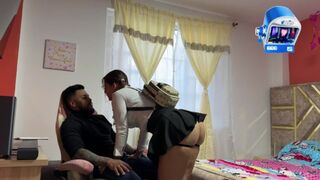 Egyedül vagyok a tesóm dögös barátnőjével, és gumi nélkül megbasszuk egymást, bele is élvezek a pinájába