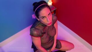 Lana cohen milf döngeti magát dildóval, miközben seggdugót visel
