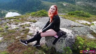 Tini vörös kiscsaj masturbál a hegyekben orgiáig