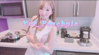 Nevelő testvérét alaposan megbassza a konyhában főzés közben és beleélvez a szűk puncijába