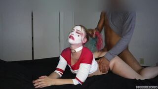Harley quinn durván cumizza a méretes kárót és lovagol rajta beleélvezésig éjszakai változatban