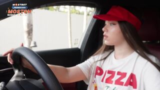 Késésért megbasztam a pizzás lányt, és egy méretes beleélvezéssel jutalmaztam a punciját