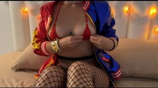 Ufo dug bele a dögös harley quinnbe piros mikro bikiniben minden lyukba