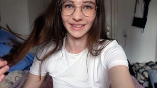 Ártatlan tini durván bassza nagyajkú punciját cowboy szerkóban!