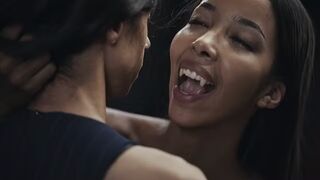 Ebony Vampire Mistress Lia Lin elcsábít egy latina méretes cicis tini lányt a Vampired durva domina játékában