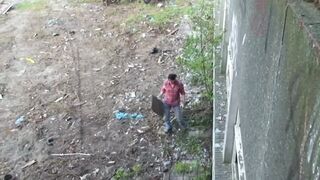 Krissy Kage barna hajjal rendesen tolva az elhagyott épületben
