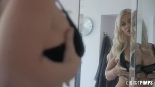 Méretes Cicis Világos Szőke Milf Mélytorok Akcióban a Cherry Pimps Csatornán